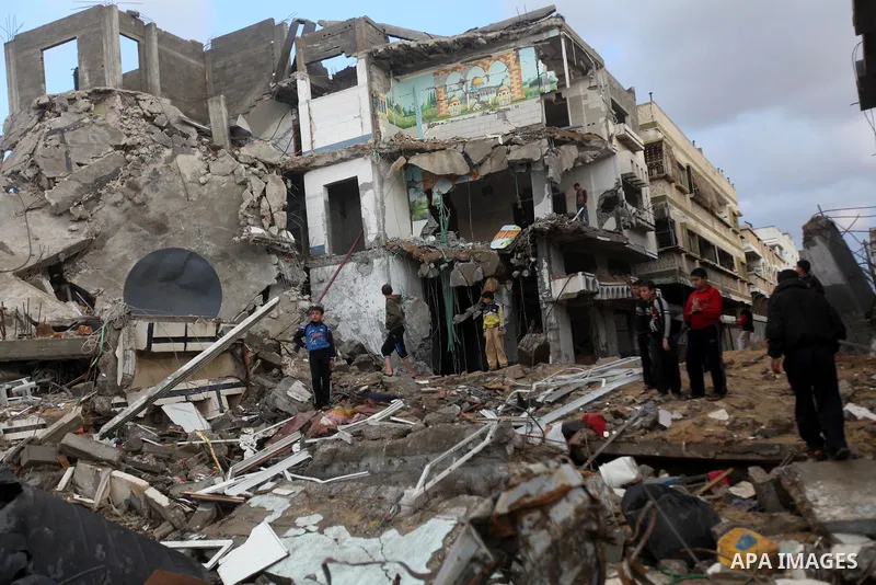 Palestinian Family members inspect thier house destroyed during a recent Israeli airstrike in Gaza City, 23 November 2012. Palestinians and Israelis on both sides of the Gaza border tried to resume everyday life after a...