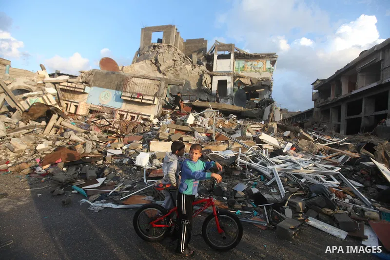 Palestinian Family members inspect thier house destroyed during a recent Israeli airstrike in Gaza City, 23 November 2012. Palestinians and Israelis on both sides of the Gaza border tried to resume everyday life after a...