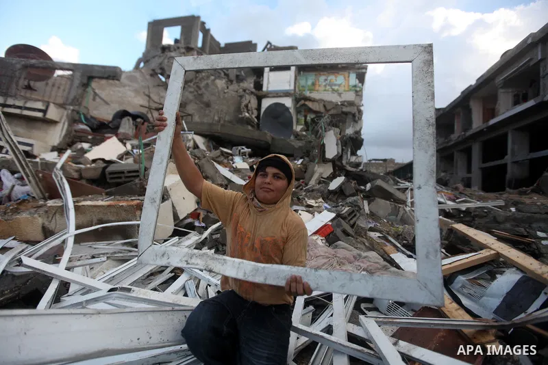 Palestinian Family members inspect thier house destroyed during a recent Israeli airstrike in Gaza City, 23 November 2012. Palestinians and Israelis on both sides of the Gaza border tried to resume everyday life after a...