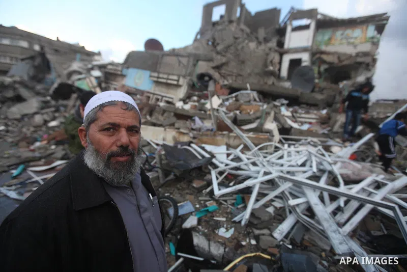 Palestinian Family members inspect thier house destroyed during a recent Israeli airstrike in Gaza City, 23 November 2012. Palestinians and Israelis on both sides of the Gaza border tried to resume everyday life after a...