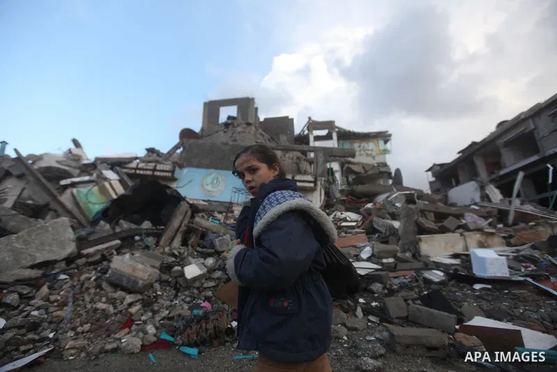 Palestinian Family members inspect thier house destroyed during a recent Israeli airstrike in Gaza City, 23 November 2012. Palestinians and Israelis on both sides of the Gaza border tried to resume everyday life after a...
