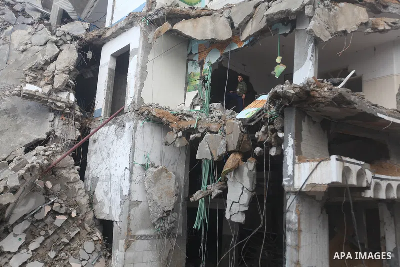 Palestinian Family members inspect thier house destroyed during a recent Israeli airstrike in Gaza City, 23 November 2012. Palestinians and Israelis on both sides of the Gaza border tried to resume everyday life after a...