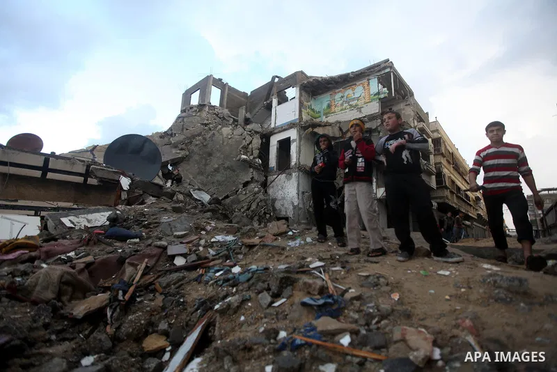 Palestinian Family members inspect thier house destroyed during a recent Israeli airstrike in Gaza City, 23 November 2012. Palestinians and Israelis on both sides of the Gaza border tried to resume everyday life after a...
