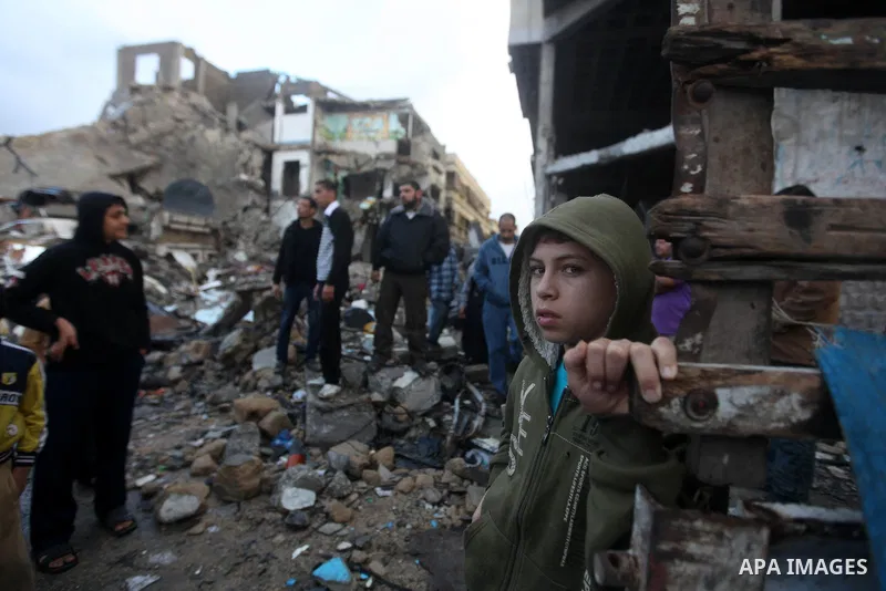 Palestinian Family members inspect thier house destroyed during a recent Israeli airstrike in Gaza City, 23 November 2012. Palestinians and Israelis on both sides of the Gaza border tried to resume everyday life after a...