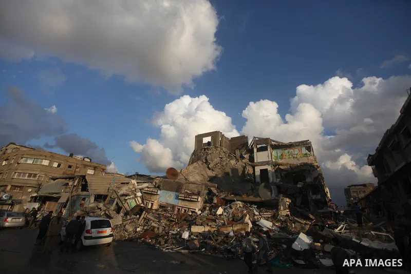 Palestinian Family members inspect thier house destroyed during a recent Israeli airstrike in Gaza City, 23 November 2012. Palestinians and Israelis on both sides of the Gaza border tried to resume everyday life after a...