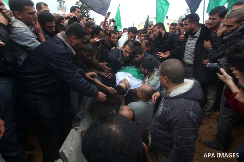 Palestinians carry the body of Anwar Qudih, 20, during his funeral in Khan Younis, southern Gaza Strip, Nov. 23, 2012. Israeli troops at the Gaza border shot dead Qudeh and wounded 15 more on Friday, health officials sai...