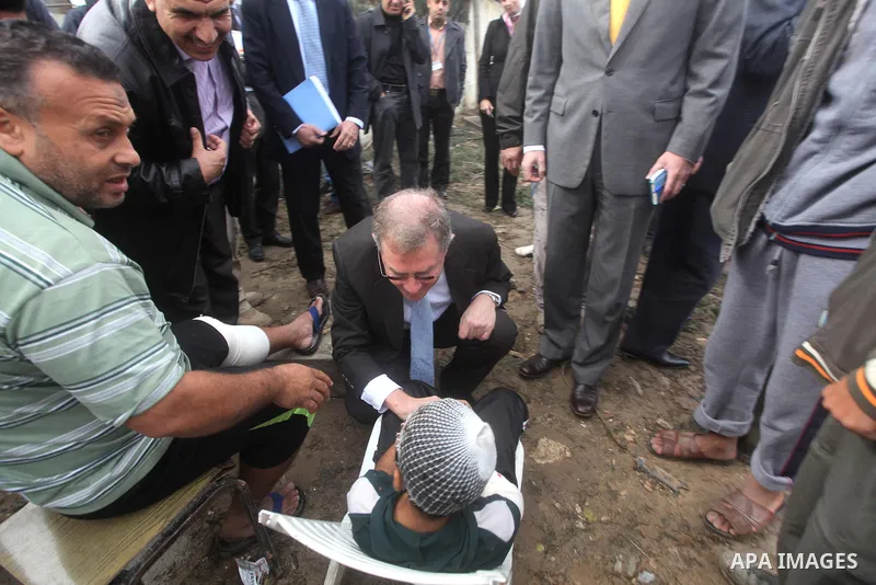 Robert H. Serry, the United Nations special coordinator for the Middle East Peace Process, talks with a wounded Palestinian man during his visit to Gaza Strip in Gaza City on Nov. 25, 2012. Photo by Ashraf Amra