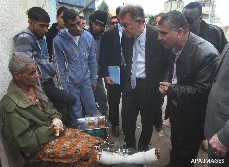 Robert H. Serry, the United Nations special coordinator for the Middle East Peace Process, talks with a wounded Palestinian man during his visit to Gaza Strip in Gaza City on Nov. 25, 2012. Photo by Ashraf Amra