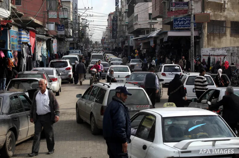 Palestinians walk at a market in Gaza City, 25 November 2012. Normal life in Gaza resumed remarkably fast after a ceasefire agreement was announced following eight days of cross border violence between Israel and the Gaz...
