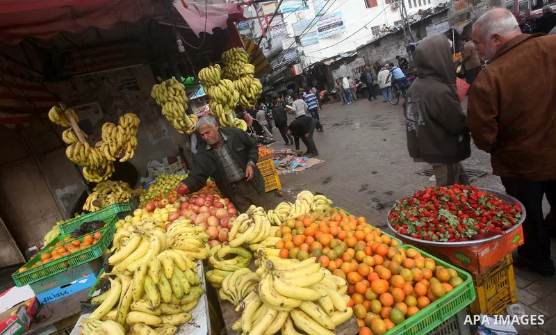 Palestinians shop at a market in Gaza City, 25 November 2012. Normal life in Gaza resumed remarkably fast after a ceasefire agreement was announced following eight days of cross border violence between Israel and the Gaz...