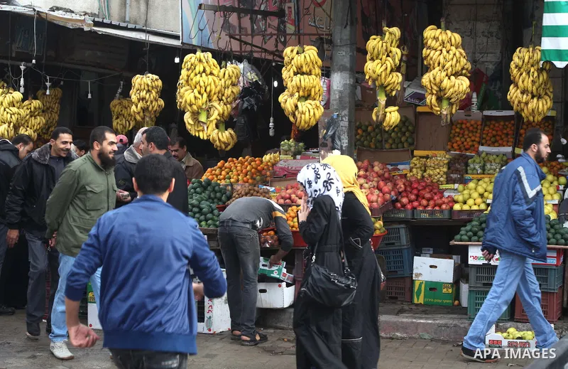 Palestinians walk at a market in Gaza City, 25 November 2012. Normal life in Gaza resumed remarkably fast after a ceasefire agreement was announced following eight days of cross border violence between Israel and the Gaz...