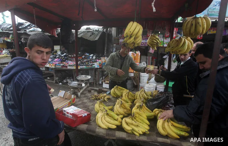 Palestinians shop at a market in Gaza City, 25 November 2012. Normal life in Gaza resumed remarkably fast after a ceasefire agreement was announced following eight days of cross border violence between Israel and the Gaz...