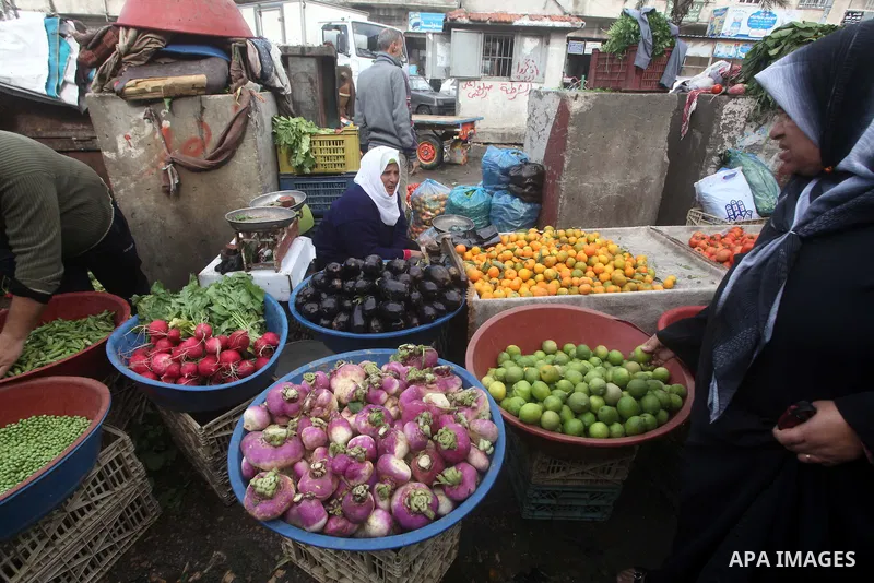 Palestinians shop at a market in Gaza City, 25 November 2012. Normal life in Gaza resumed remarkably fast after a ceasefire agreement was announced following eight days of cross border violence between Israel and the Gaz...