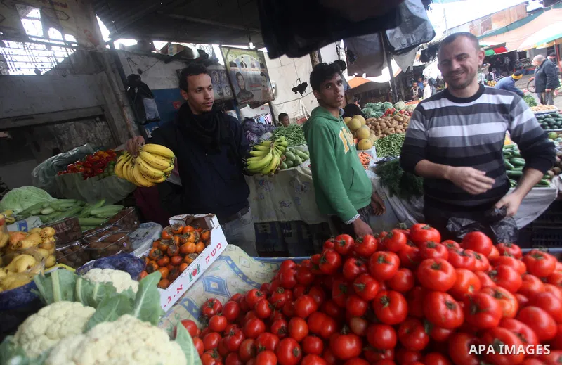 Palestinians shop at a market in Gaza City, 25 November 2012. Normal life in Gaza resumed remarkably fast after a ceasefire agreement was announced following eight days of cross border violence between Israel and the Gaz...
