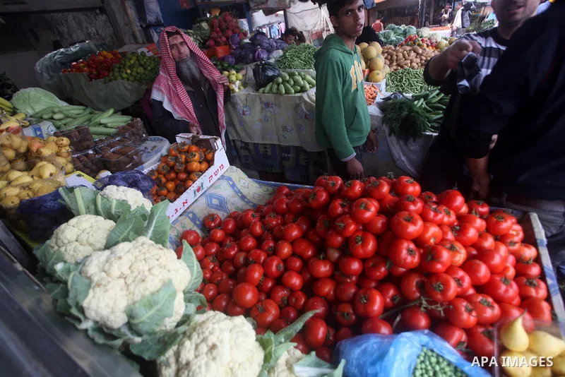 Palestinians walk at a market in Gaza City, 25 November 2012. Normal life in Gaza resumed remarkably fast after a ceasefire agreement was announced following eight days of cross border violence between Israel and the Gaz...