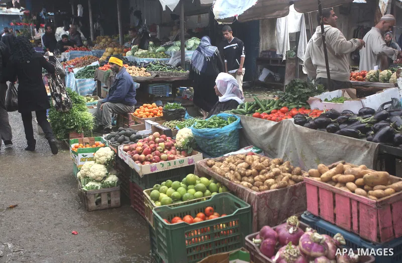 Palestinians shop at a market in Gaza City, 25 November 2012. Normal life in Gaza resumed remarkably fast after a ceasefire agreement was announced following eight days of cross border violence between Israel and the Gaz...