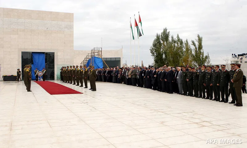 Palestinian government officials lining up during a wreath laying ceremony at the mausoleum of the late Palestinian President and PLO Chairman Yasser Arafat in the West Bank town of Ramallah, 27 November 2012. The body o...