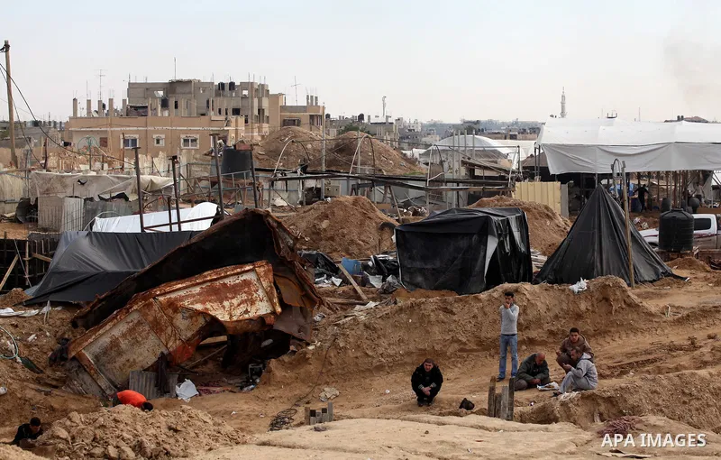 Palestinians work at the entrance of a smuggling tunnels dug beneath the Egyptian-Gaza border in Rafah, in the southern Gaza Strip November 27, 2012. Knee-deep in craters carved out by Israeli air strikes, Palestinians w...