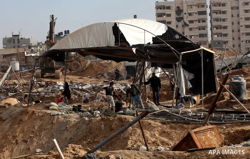 Palestinians work at the entrance of a smuggling tunnels dug beneath the Egyptian-Gaza border in Rafah, in the southern Gaza Strip November 27, 2012. Knee-deep in craters carved out by Israeli air strikes, Palestinians w...