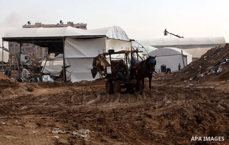 Palestinians work at the entrance of a smuggling tunnels dug beneath the Egyptian-Gaza border in Rafah, in the southern Gaza Strip November 27, 2012. Knee-deep in craters carved out by Israeli air strikes, Palestinians w...