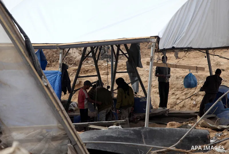 Palestinians work at the entrance of a smuggling tunnels dug beneath the Egyptian-Gaza border in Rafah, in the southern Gaza Strip November 27, 2012. Knee-deep in craters carved out by Israeli air strikes, Palestinians w...