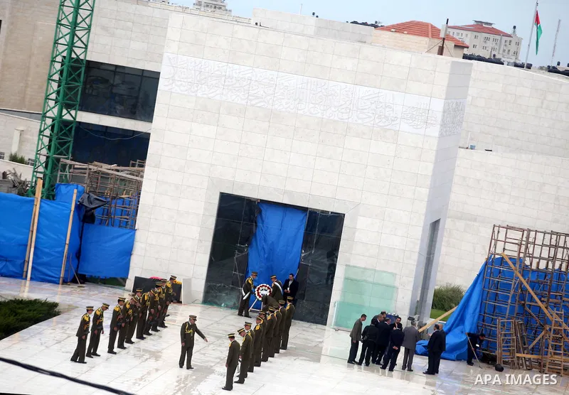 Palestinian government officials lining up during a wreath laying ceremony at the mausoleum of the late Palestinian President and PLO Chairman Yasser Arafat in the West Bank town of Ramallah, 27 November 2012. The body o...