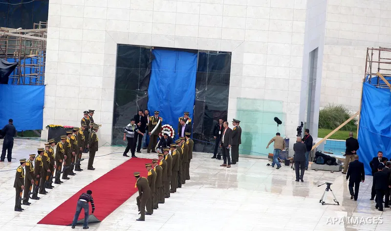 Palestinian government officials lining up during a wreath laying ceremony at the mausoleum of the late Palestinian President and PLO Chairman Yasser Arafat in the West Bank town of Ramallah, 27 November 2012. The body o...