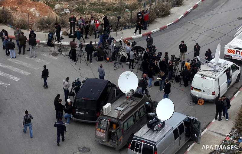 The local and international press gather meters away from the mausoleum of the late Palestinian leader Yasser Arafat, protected by blue tarpaulin on November 27, 2012, at the Muqataa in the West Bank city of Ramallah. Th...