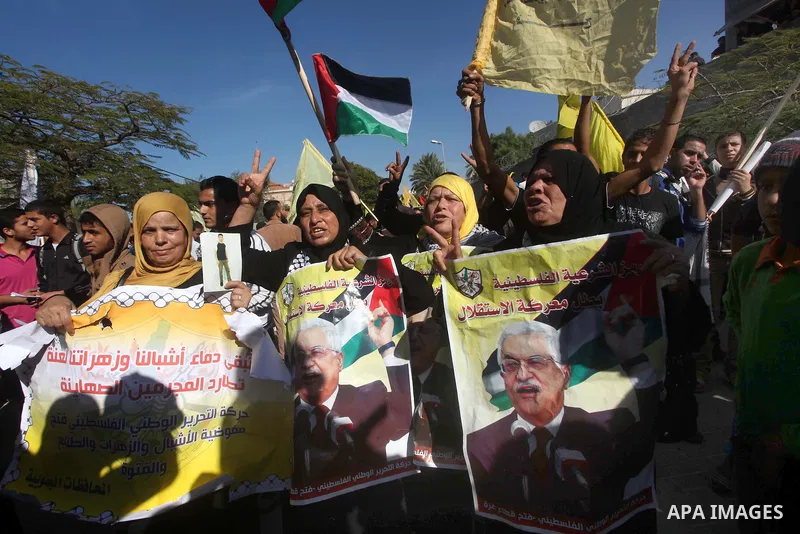 Palestinians take part in a rally in support of the efforts of President Mahmoud Abbas (pictured in poster) to secure a diplomatic upgrade at the United Nations, in Gaza City November 29, 2012. The U.N. General Assembly...