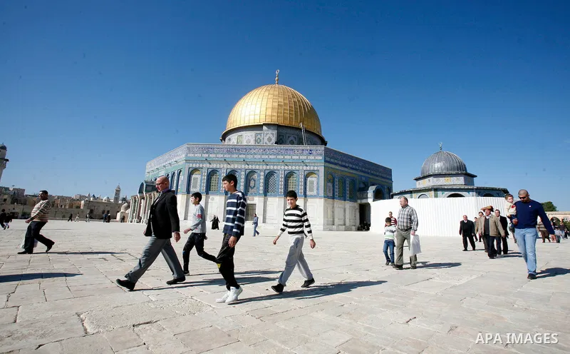 Palestinians walk at the al-Aqsa mosque compound following the Friday prayer in Jerusalem's old city on November 30, 2012. Photo by Mahfouz Abu Turk