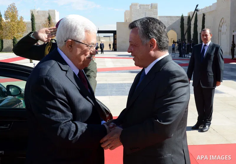 Palestinian President Mahmoud Abbas (L) shakes hands with Jordan King Abdullah II (R) in Amman, 02 December 2012. Abbas stopped in Jordan on his way to Ramallah from york after a vote on a resolution to upgrade the statu...