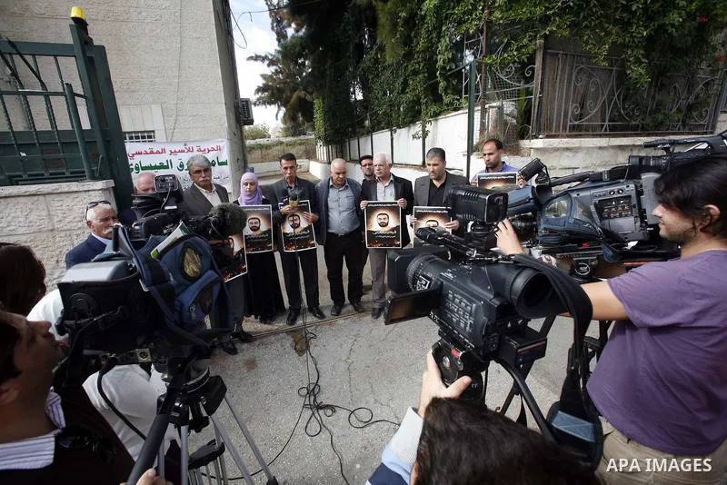 Palestinians hold portraits of prisoner Samer Issawi who is on a hunger strike, as they protest for his release in Jerusalem, 03 December 2012. Photo by Mahfouz Abu Turk
