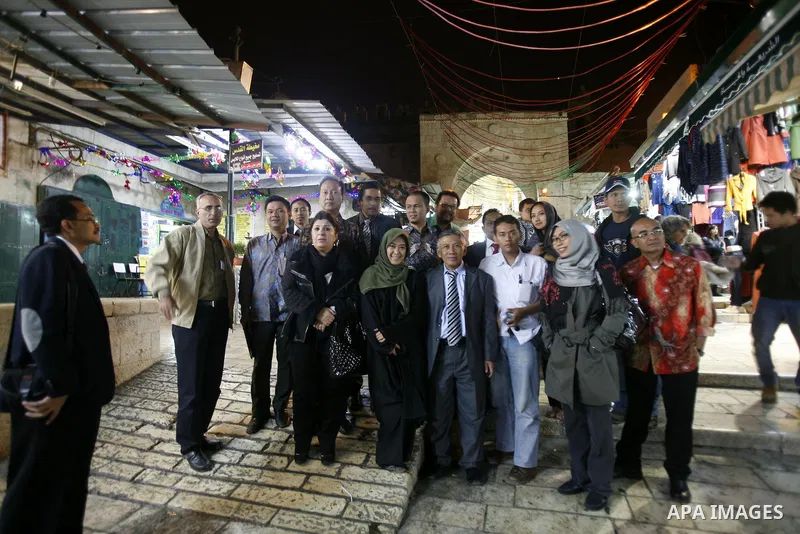 Indonesian parliamentary delegation stand at the market near al-Aqsa mosque compound, Islam's third holiest site, in the old city of Jerusalem on December 03, 2012. Photo by Mahfouz Abu Turk