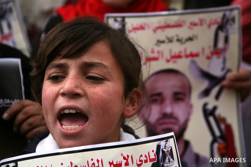 Palestinian children shout slogans during a protest in the West Bank city of Hebron on Dec. 04, 2012 in solidarity with the prisoners on hunger strike for nearly four months in Israeli jails. Photo by Mamoun Wazwaz
