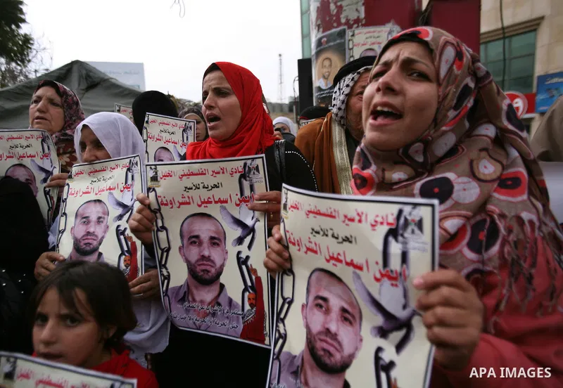 Palestinian women shout slogans during a protest in the West Bank city of Hebron on Dec. 04, 2012 in solidarity with the prisoners on hunger strike for nearly four months in Israeli jails. Photo by Mamoun Wazwaz