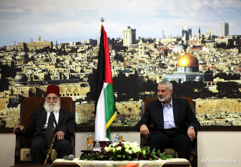 Palestinian Prime Minister in Gaza Strip, Ismail Haniyeh meets with Shaykh al-Mujahideen Sheikh Hafez Salama, in Gaza city on Dec. 05, 2012. Photo by Ashraf Amra