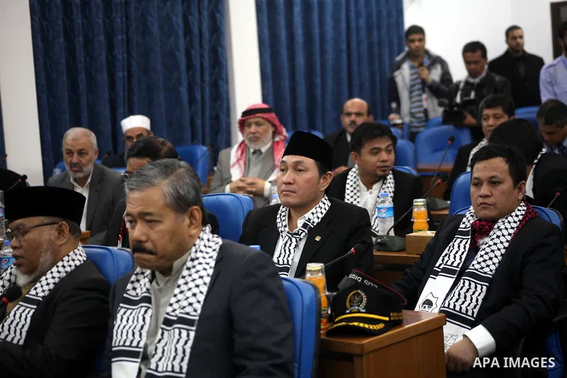 The spokesman of the Palestinian Parliament in Gaza Strip, Ahmed Bahar meets with delegation Chairman of the Indonesian Parliament at the Legislative Council in Gaza city on Dec. 05, 2012. Photo by Ashraf Amra
