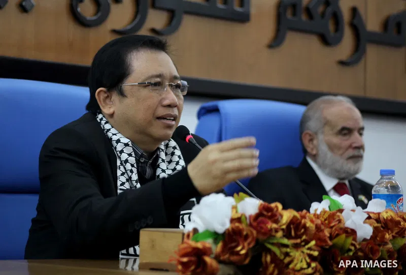 The spokesman of the Palestinian Parliament in Gaza Strip, Ahmed Bahar meets with Chairman of the Indonesian Parliament at the Legislative Council in Gaza city on Dec. 05, 2012. Photo by Ashraf Amra