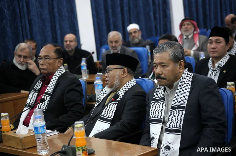 The spokesman of the Palestinian Parliament in Gaza Strip, Ahmed Bahar meets with delegation Chairman of the Indonesian Parliament at the Legislative Council in Gaza city on Dec. 05, 2012. Photo by Ashraf Amra