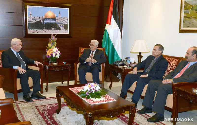 Palestinian President Mahmoud Abbas meets with former deputy in the Jordanian parliament Ghazi Musharbash in the West Bank city of Ramallah, 05 December 2012. Photo by Thaer Ganaim