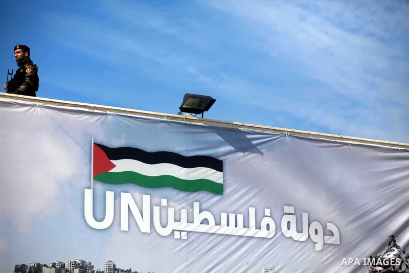 A Palestinian policeman stands guard during a welcoming ceremony upon Jordanian King Abdullah II arrival in the West Bank city of Ramallah on December 6, 2012. King Abdullah II is the first top foreign leader to visit si...