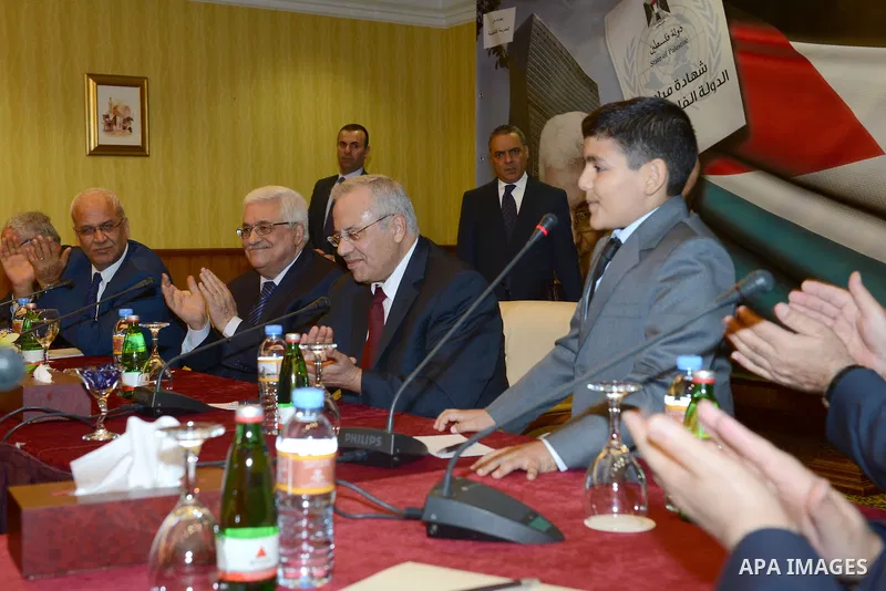 Palestinian President Mahmoud Abbas (Abu Mazen), meets with of the Palestinian community in Doha, on Nov. 08, 2012 . Photo by Thaer Ganaim