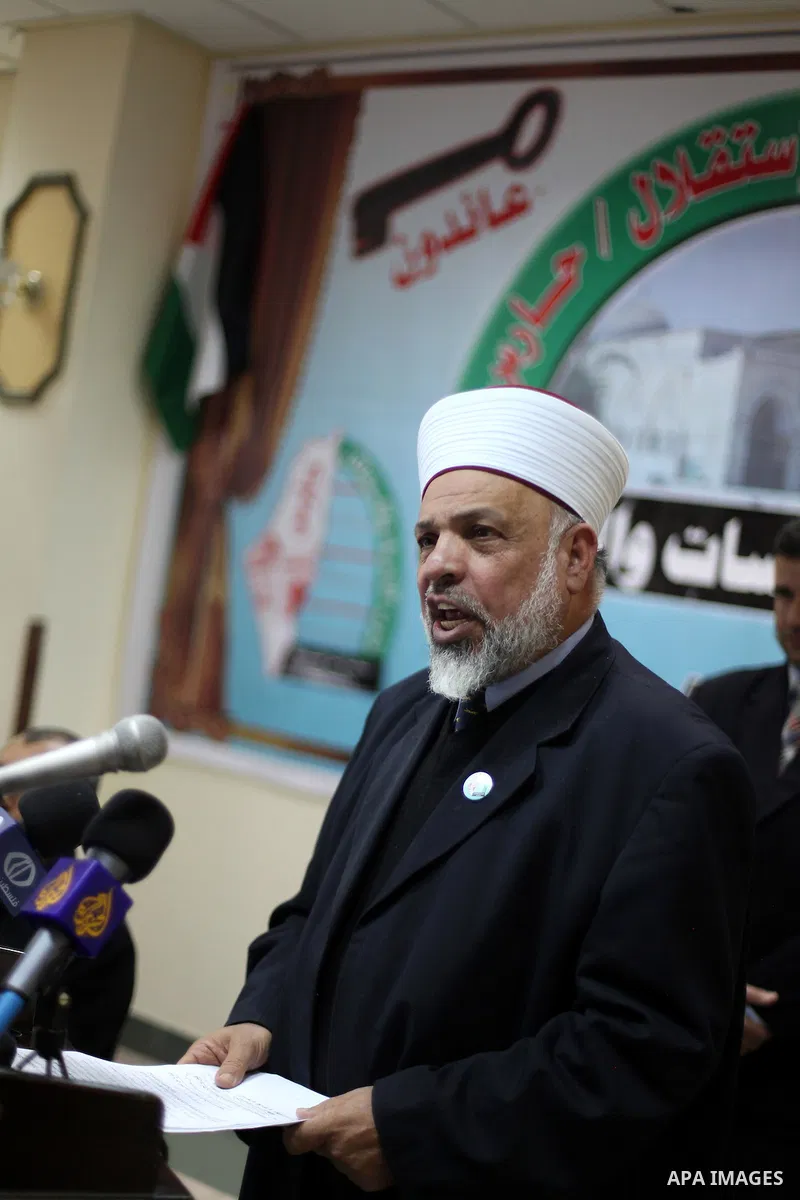 Sheikh Taysir Tamimi, speaks during a press conference in the West Bank city of Ramallah, 12 December 2012, where he announced the launch of his political party in the Palestinian "Freedom and Independence Party - "Hares...