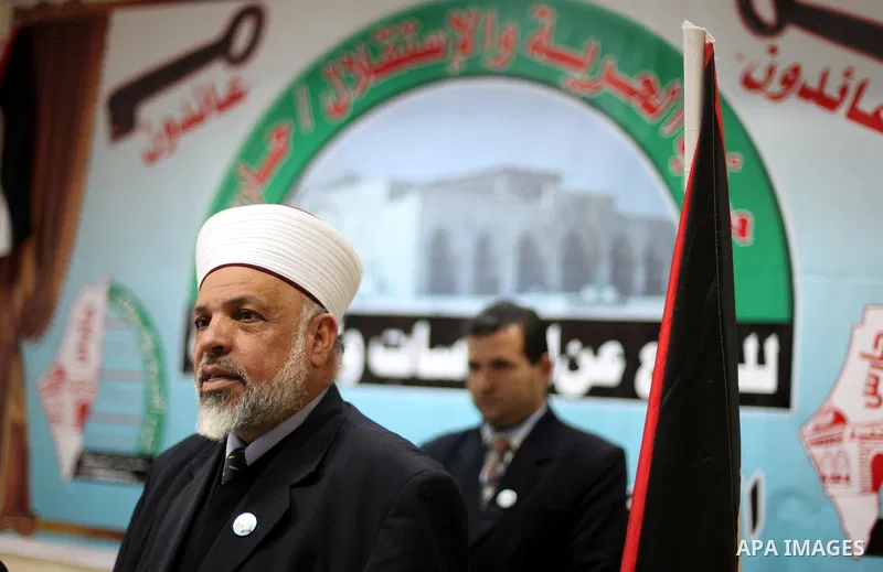 Sheikh Taysir Tamimi, speaks during a press conference in the West Bank city of Ramallah, 12 December 2012, where he announced the launch of his political party in the Palestinian "Freedom and Independence Party - "Hares...