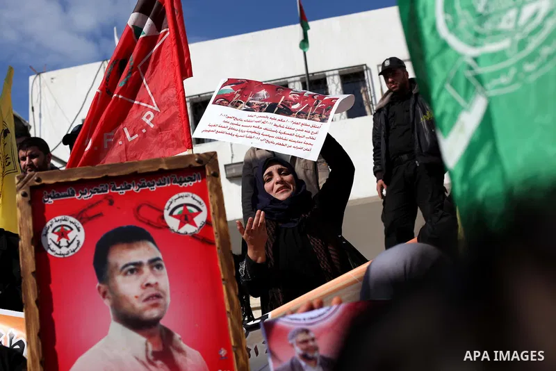 Palestinian women hold flags and portraits of Palestinian prisoners held in Israeli jails during a rally calling for their release, in Gaza city on Dec. 15, 2012. Photo by Ashraf Amra