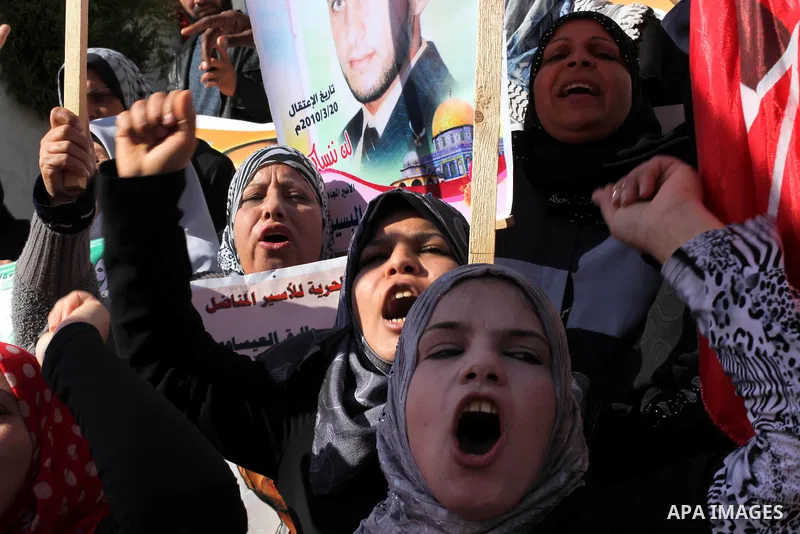Palestinian women hold flags and portraits of Palestinian prisoners held in Israeli jails during a rally calling for their release, in Gaza city on Dec. 15, 2012. Photo by Ashraf Amra