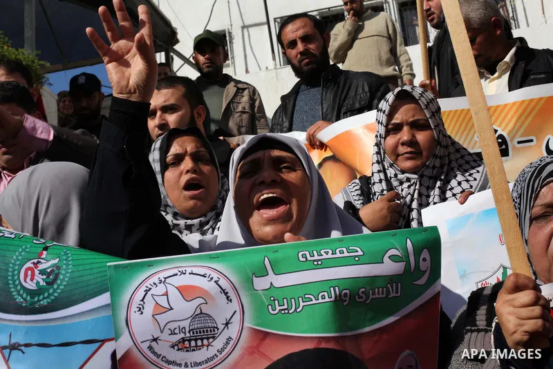 Palestinian women hold flags and portraits of Palestinian prisoners held in Israeli jails during a rally calling for their release, in Gaza city on Dec. 15, 2012. Photo by Ashraf Amra
