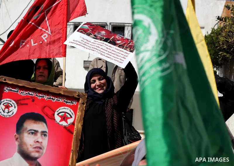 Palestinian women hold flags and portraits of Palestinian prisoners held in Israeli jails during a rally calling for their release, in Gaza city on Dec. 15, 2012. Photo by Ashraf Amra