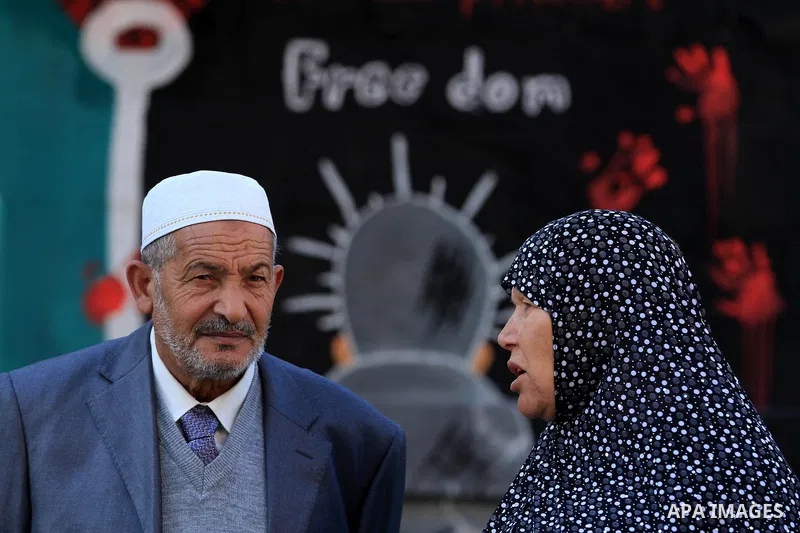 Palestinians take part in a demonstration calling for the release of Palestinian prisoners held in Israeli jails outside the Red Cross office in Gaza City on December 17, 2012. Photo by Majdi Fathi