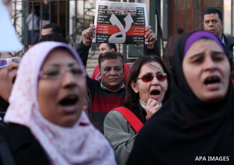 Egyptian protesters shout slogans against the President Mohamed Morsi and hold a banner reading in Arabic 'no to the constitution' during a demonstration against the draft constitution, in Cairo, Egypt, 18 December 2012....
